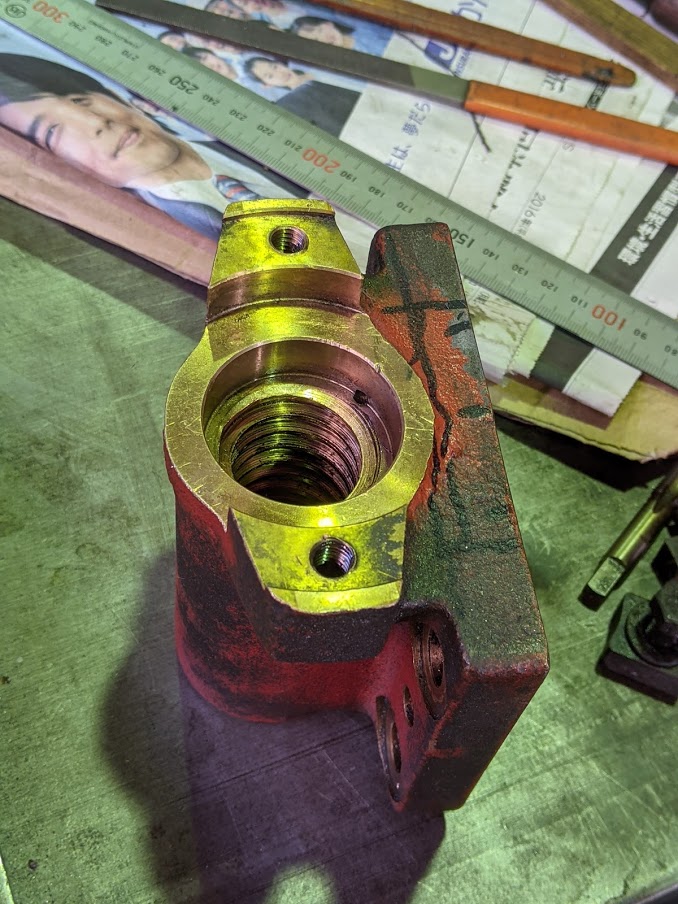 YZ-8CのY方向送りネジのメネジ。メーカー品のままなので過去一度も取り替えていないと思われます。