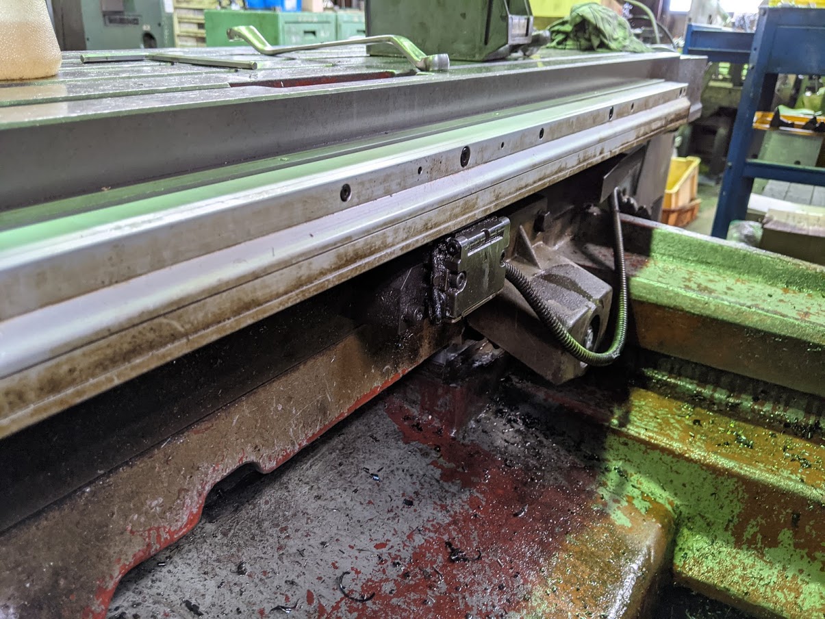 YZ-8CのX方向のテーブルに付くデジタルスケールを慎重に元に戻します。