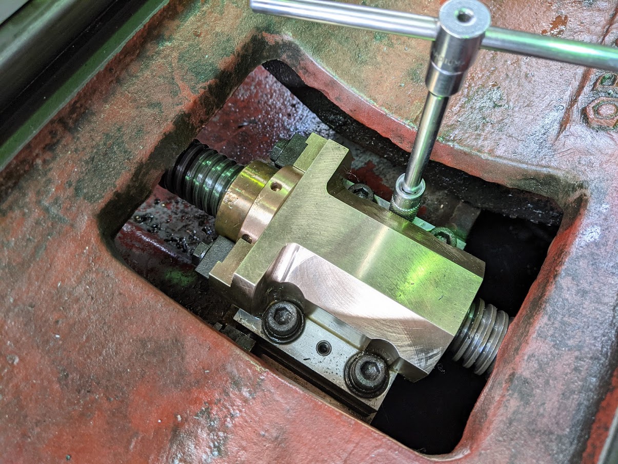 規格外のテーパーピン穴をテーパーリーマで修正加工中。