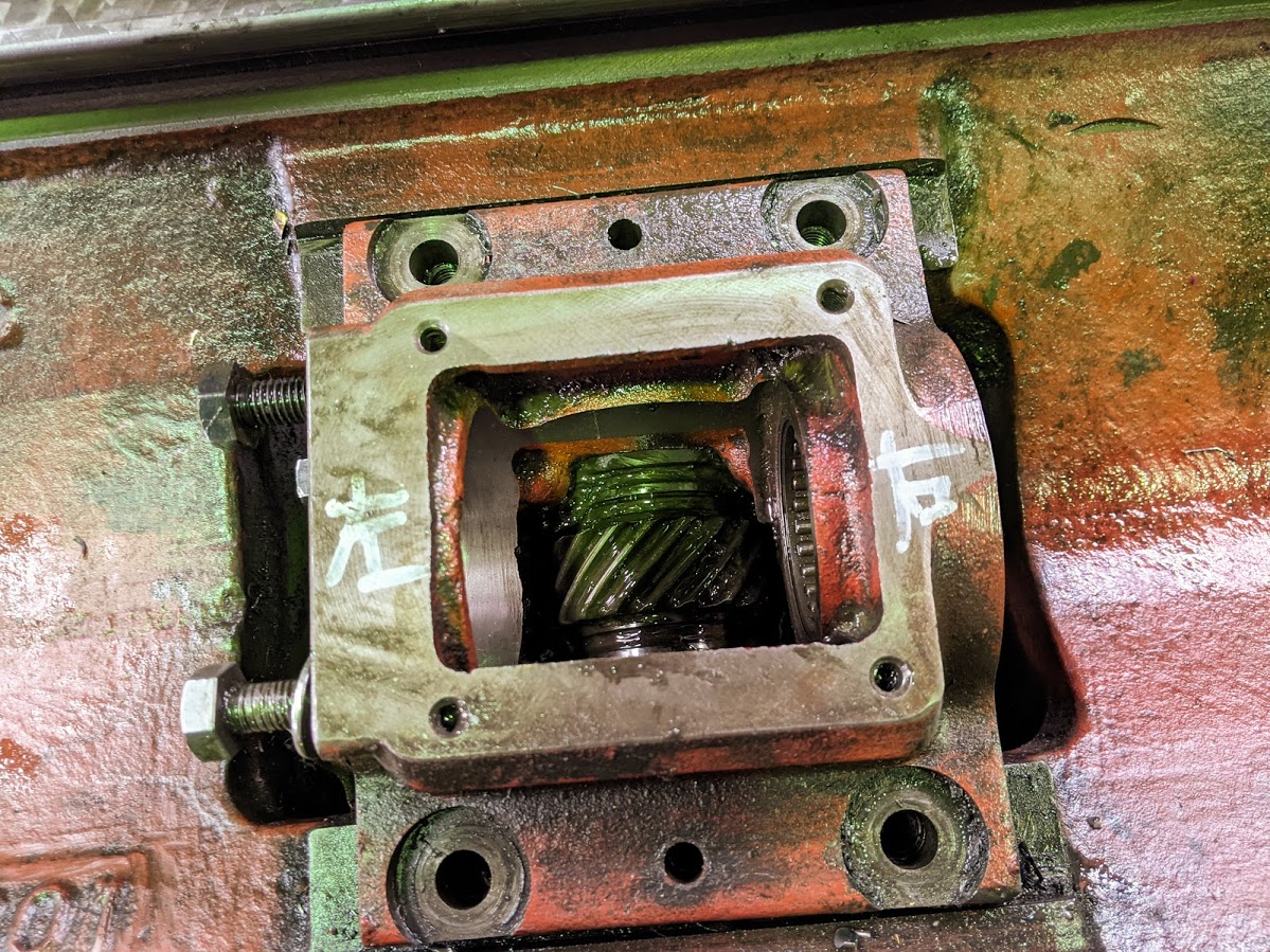 YZ-8CのX方向の軸受部をキレイに清掃し、新しいグリスを注入します。