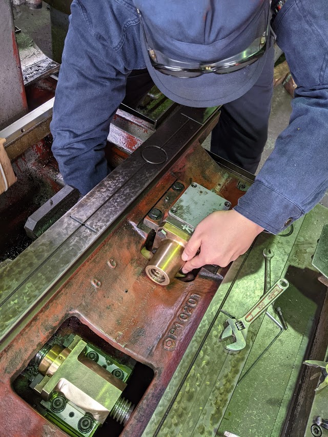 YZ-8CのX方向の送りネジ用ナットを本体に頑張って取り付け。