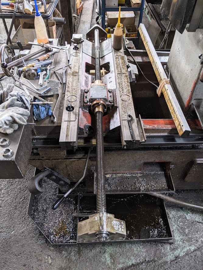 YZ-8Cのテーブルを取り付ける為のブラケットを両サイドに取り付け、テーブルを組む準備完了です。