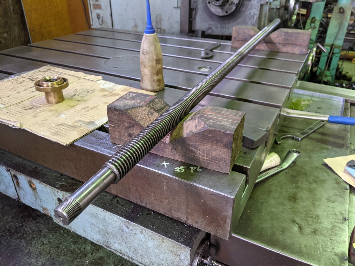 YZ-8CのX軸のオネジ。特殊なネジで消耗的にはまだまだ使えます。