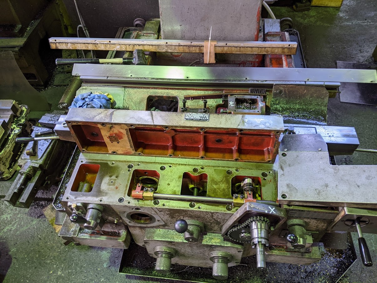 YZ-8Cの送りネジ部をオーバーホールする為の分解が完了。