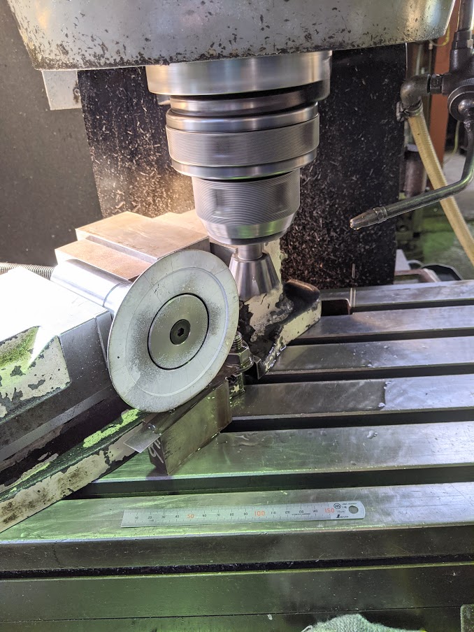 汎用フライス盤で一つ一つ確認しながら丁寧に加工します。