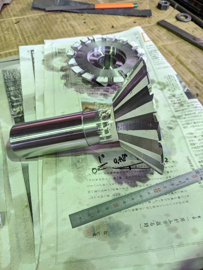 大きいサイズのアンギュラーカッターを製作中。