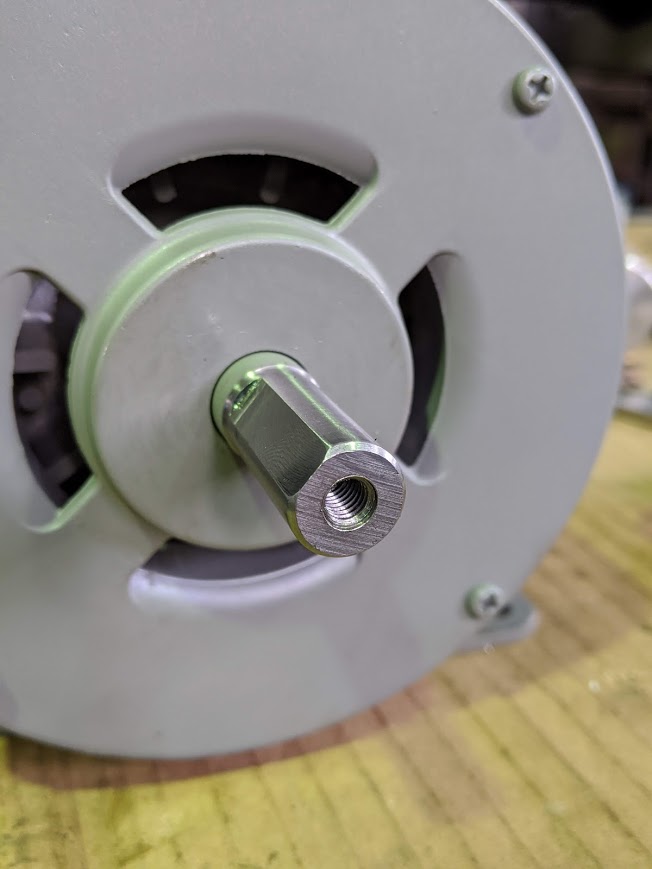 モーターの軸端にタップ穴加工完了!