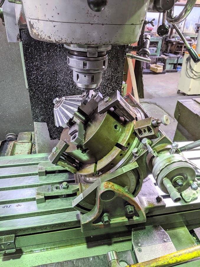 アンギュラーカッターにするために汎用フライス盤+傾斜インデックスで二番を加工します。