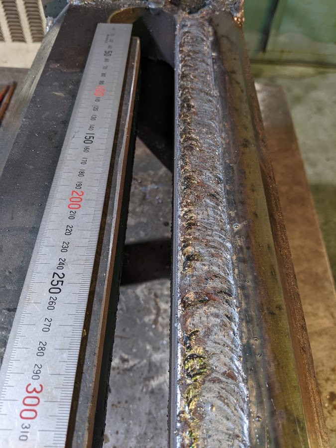 半自動溶接機での連続溶接。