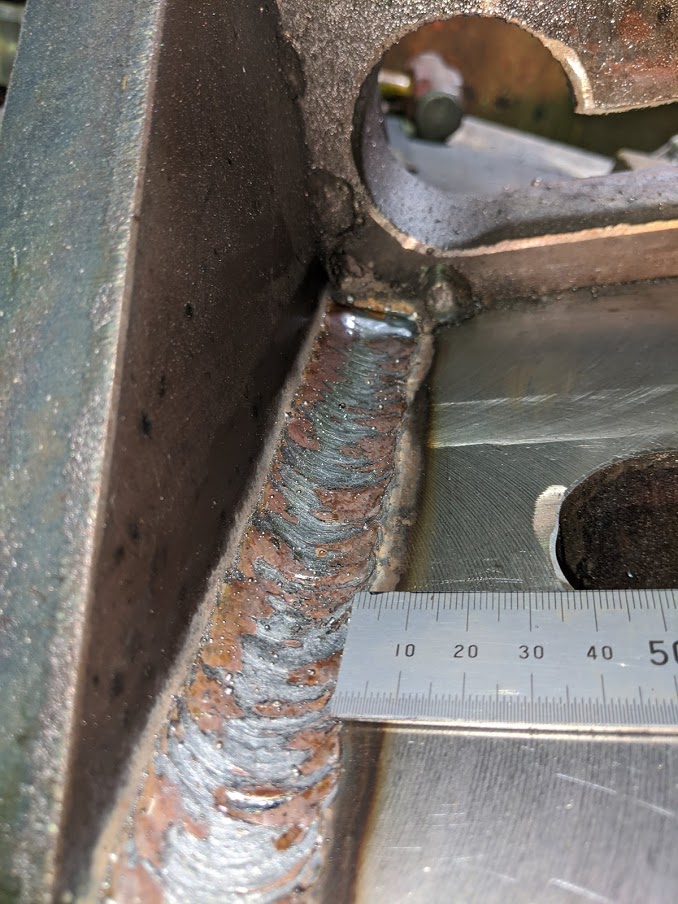 ソリッドワイヤーを使い半自動溶接機で隅肉溶接。