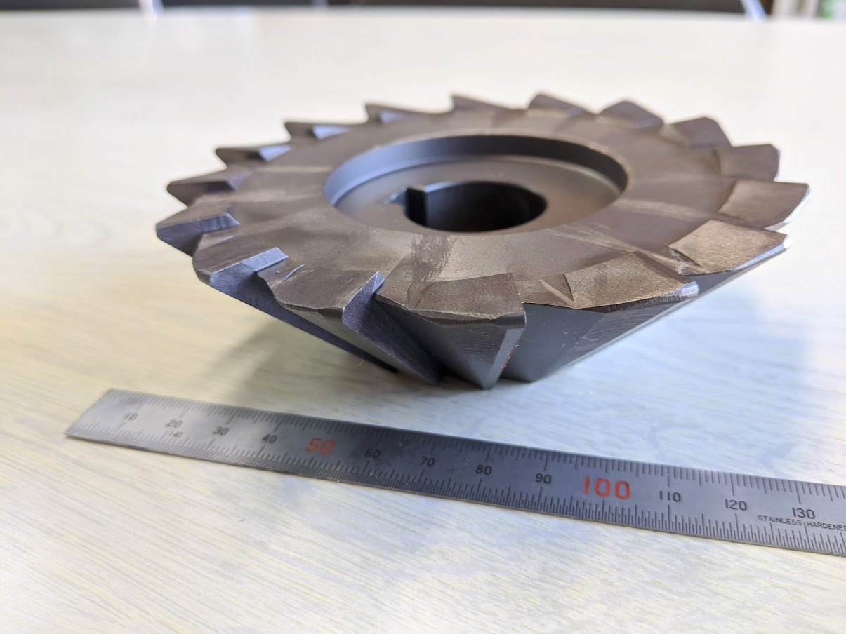 ハイス（高速度工具鋼）はカリンカリンに焼きが入ります。