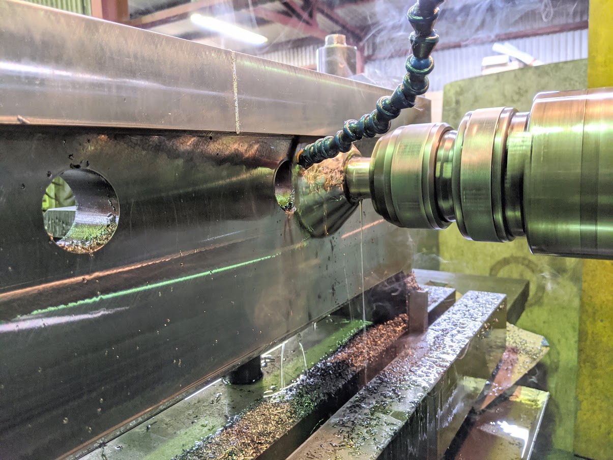 自作アンギュラーカッターが溝加工をし、順調に加工が進みました。