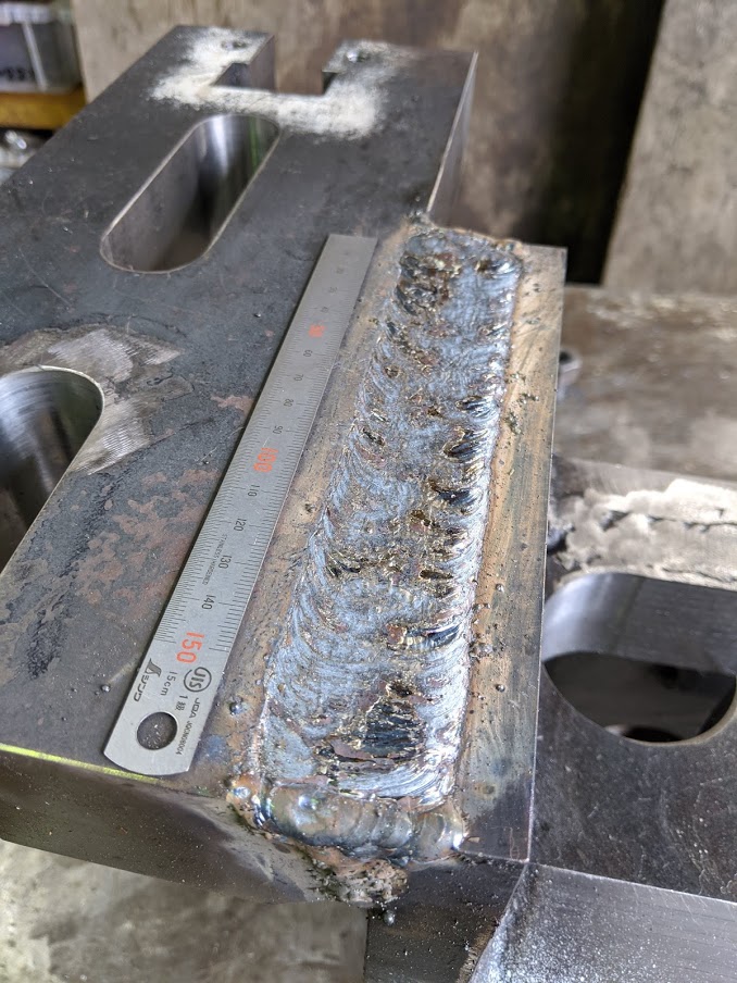 半自動溶接機で大きな開先もどんどん溶接。