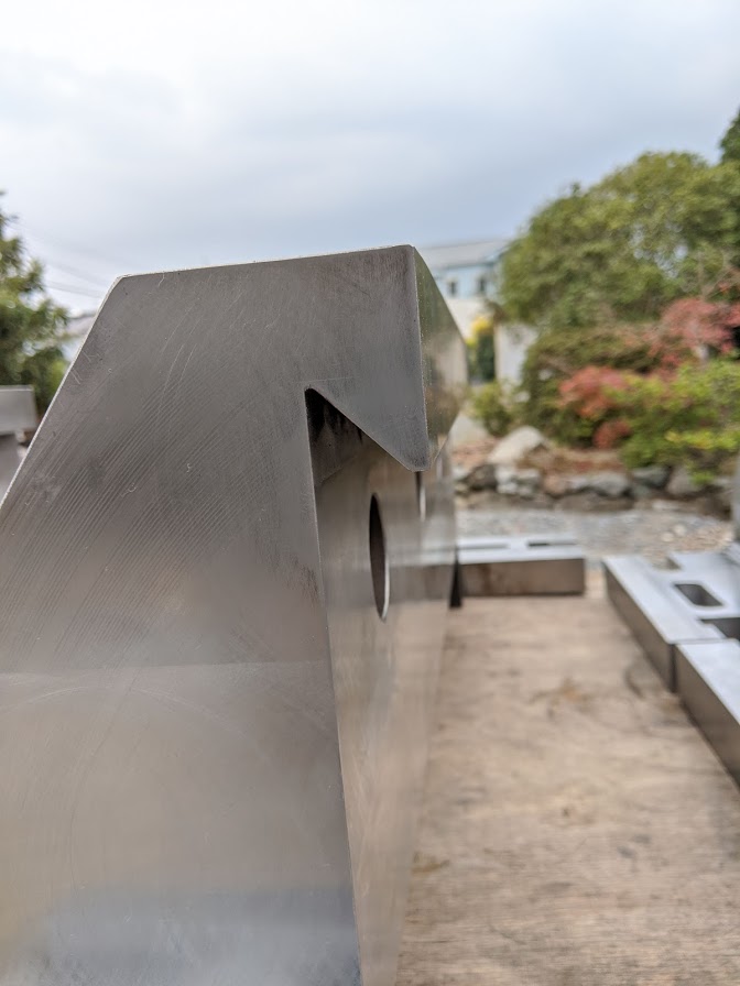 45°のアリ溝加工には特殊な工具（アンギュラーカッター）が必要。