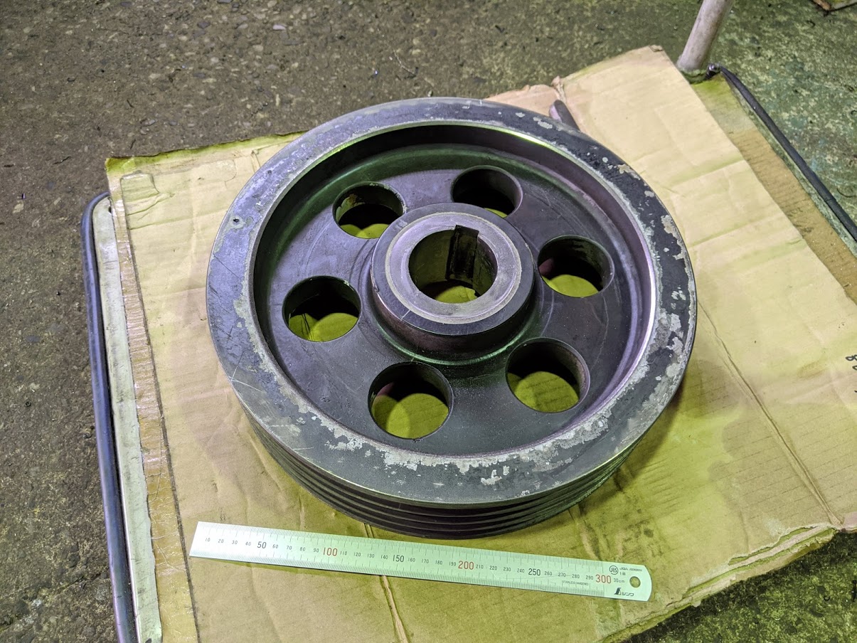 ブロー成形で使われるプラスチック破砕機のプーリーが損傷。