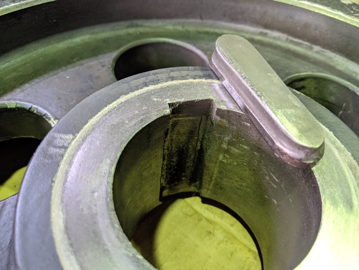 プーリーのキー溝と穴径がガタガタに損傷。