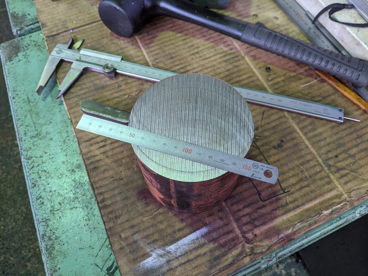 炭素鋼でボスの素材を用意して前加工。