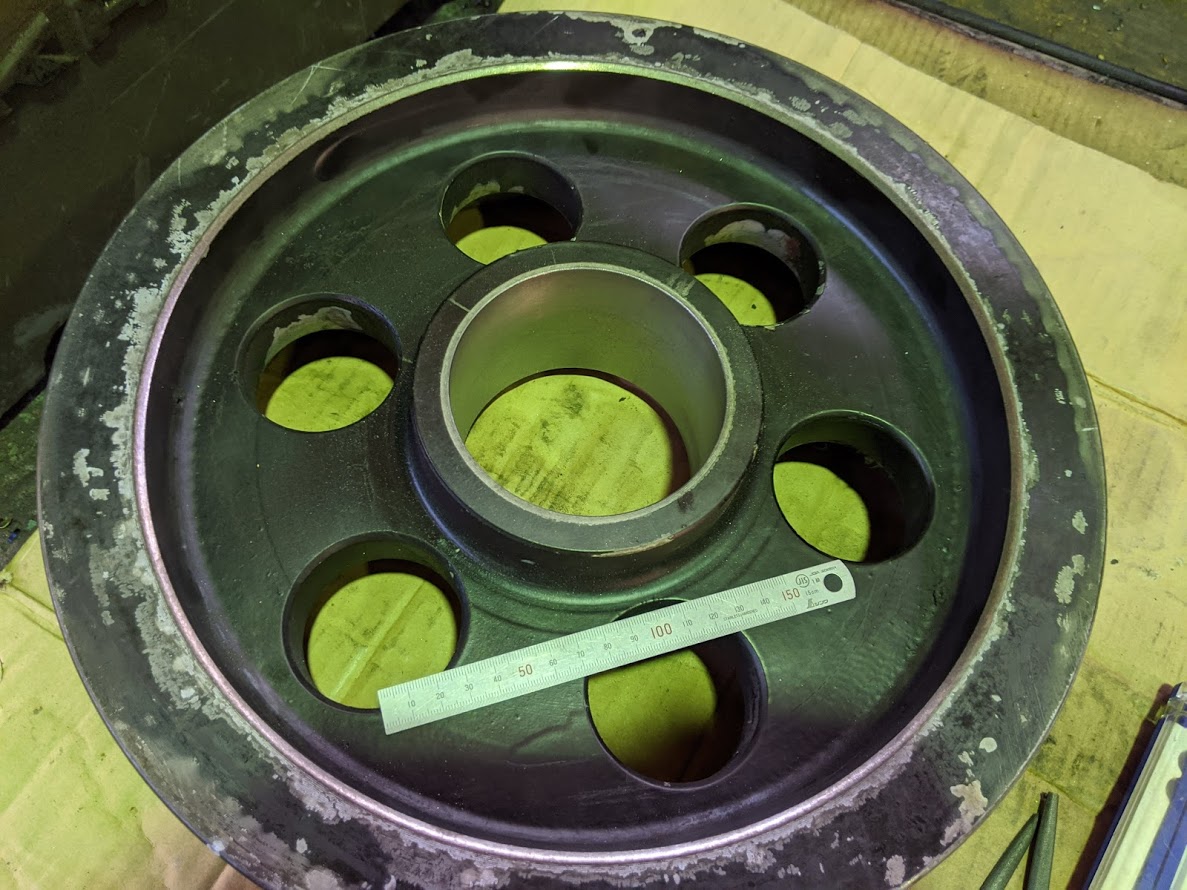 プーリーにボスを焼きバメする為、穴径を前加工。