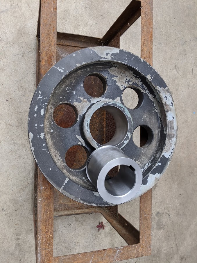 プーリーの穴径にボスを焼きバメ。気合いを入れて慎重に行います！