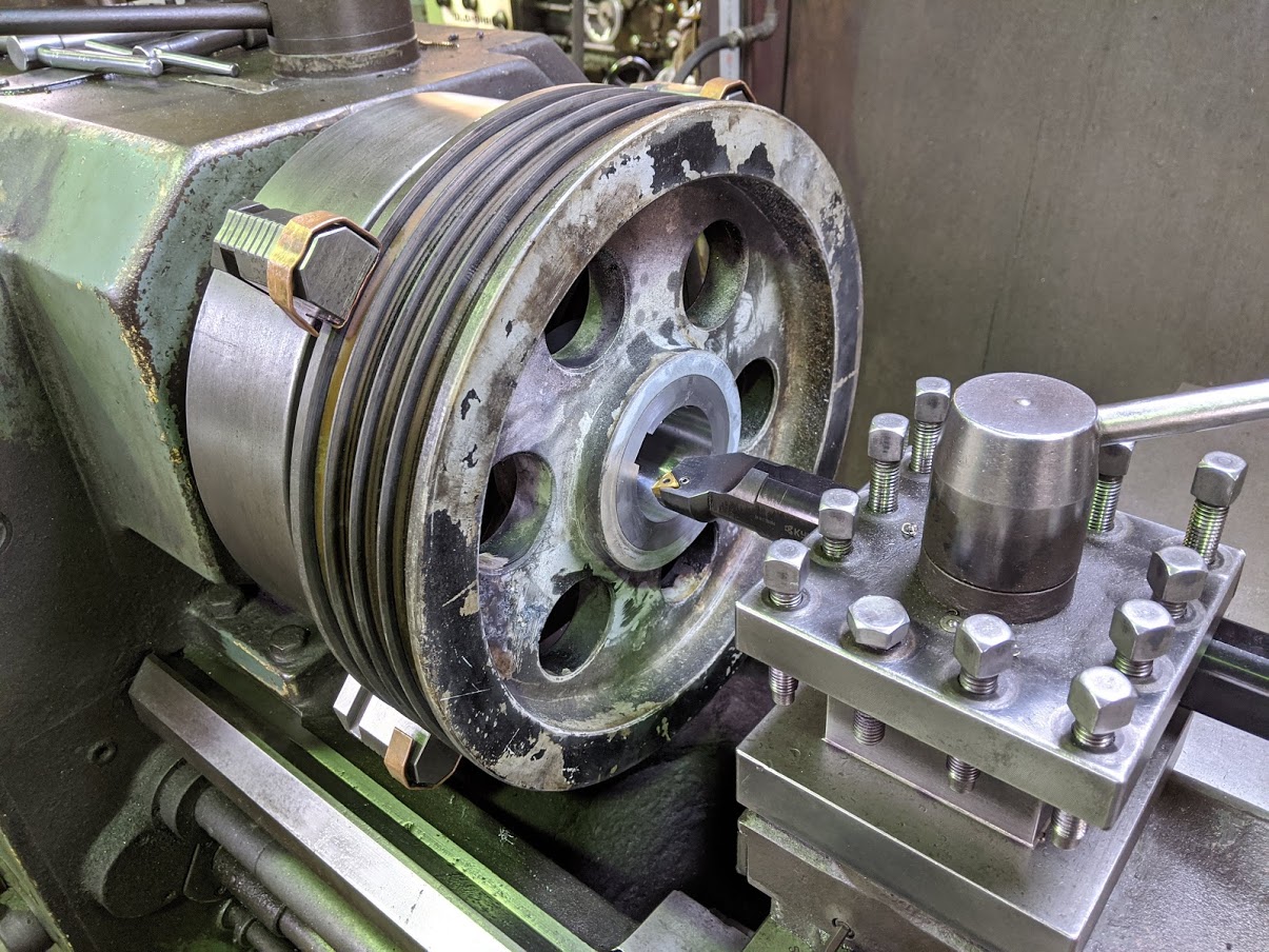 焼きバメ後、プーリーの穴径を旋盤で仕上げ加工。