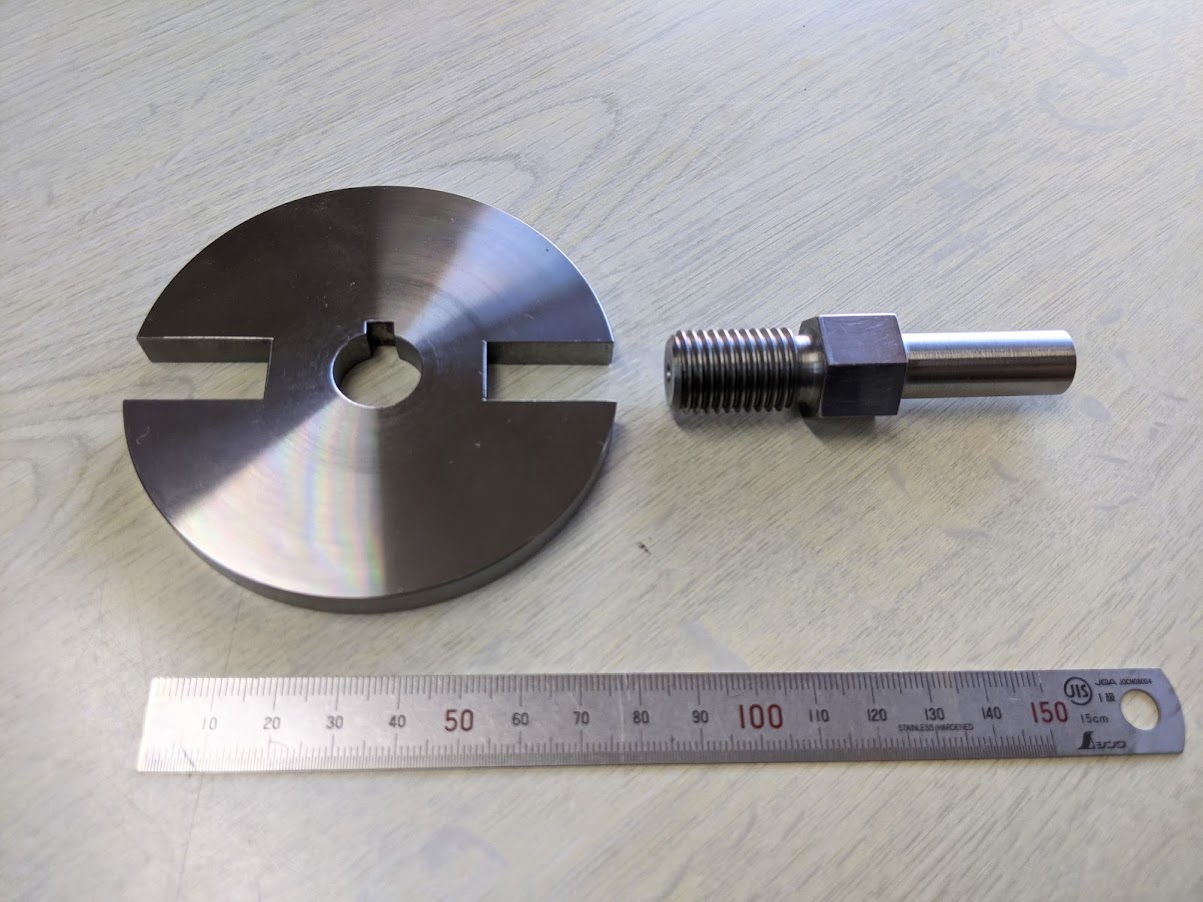 現物をスケッチしてプレートとボルトを製作。材質は衝撃に強いクロモリ鋼の調質材を選定。