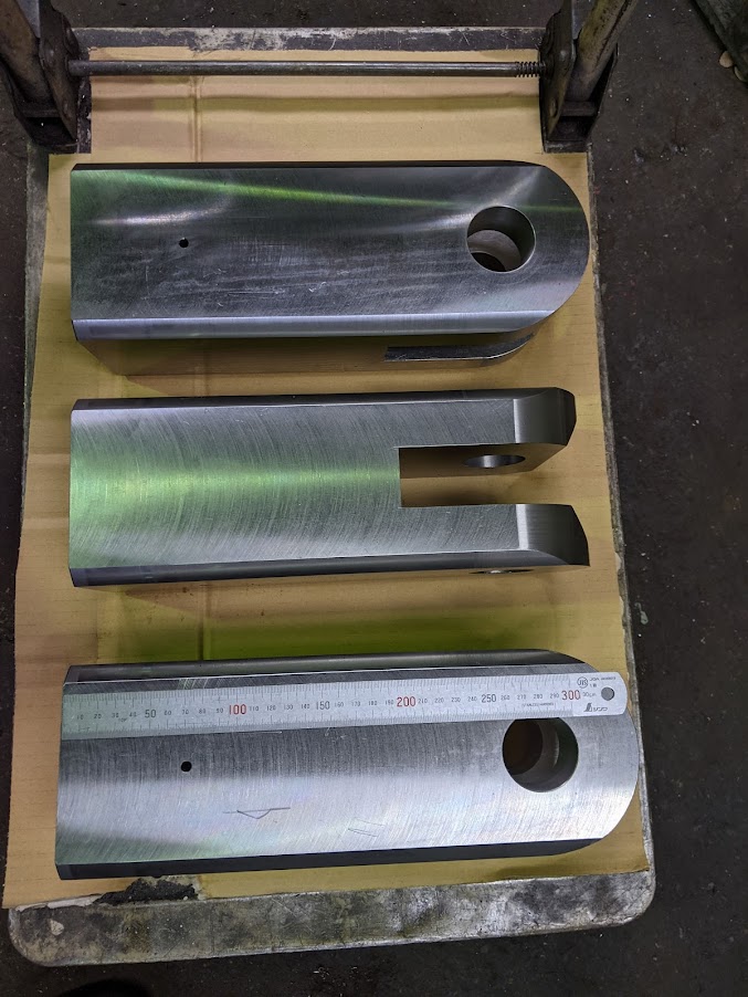 特大サイズのフォークエンドを製作。ネジ穴加工と溝加工が難しかったです。