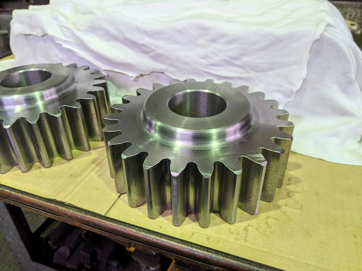 普通の丸だった物が歯切り加工されて立派な歯車に進化しました！