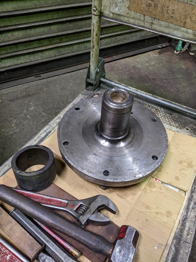 回転テーブルの中心軸になるフランジ付きの軸。