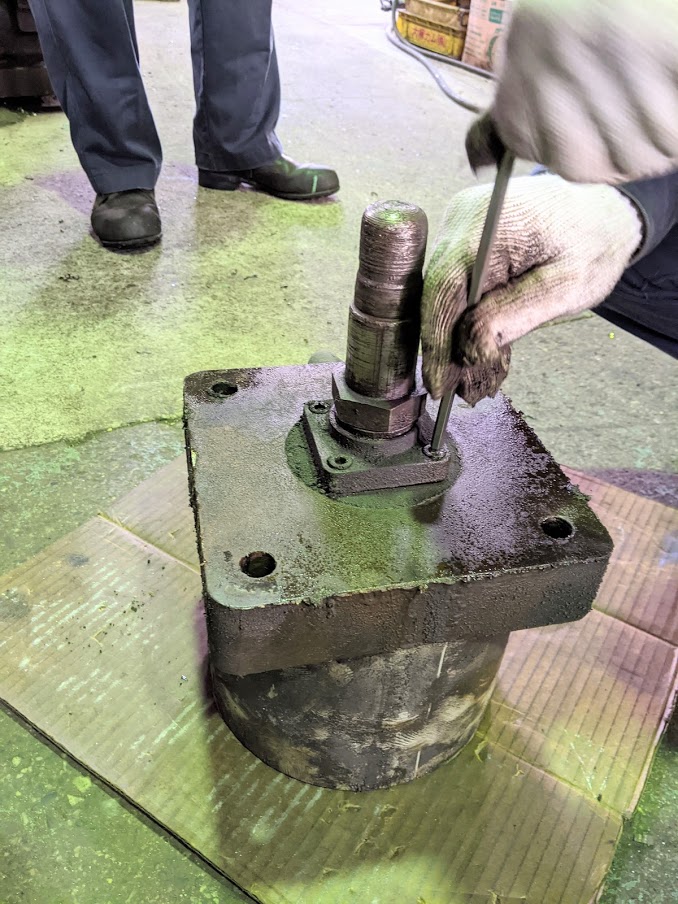 タイヨー製のエアーシリンダーを分解。