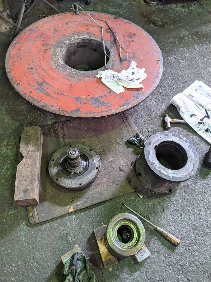 鉄筋巻取装置の回転テーブルを一通り分解・スケッチ。