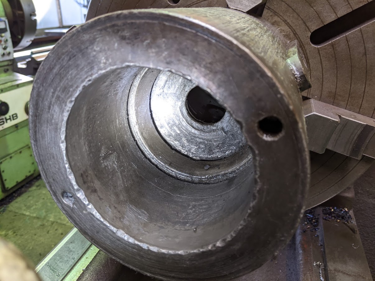 ベアリングケースに残って取れなくなったテーパーベアリングの外輪。