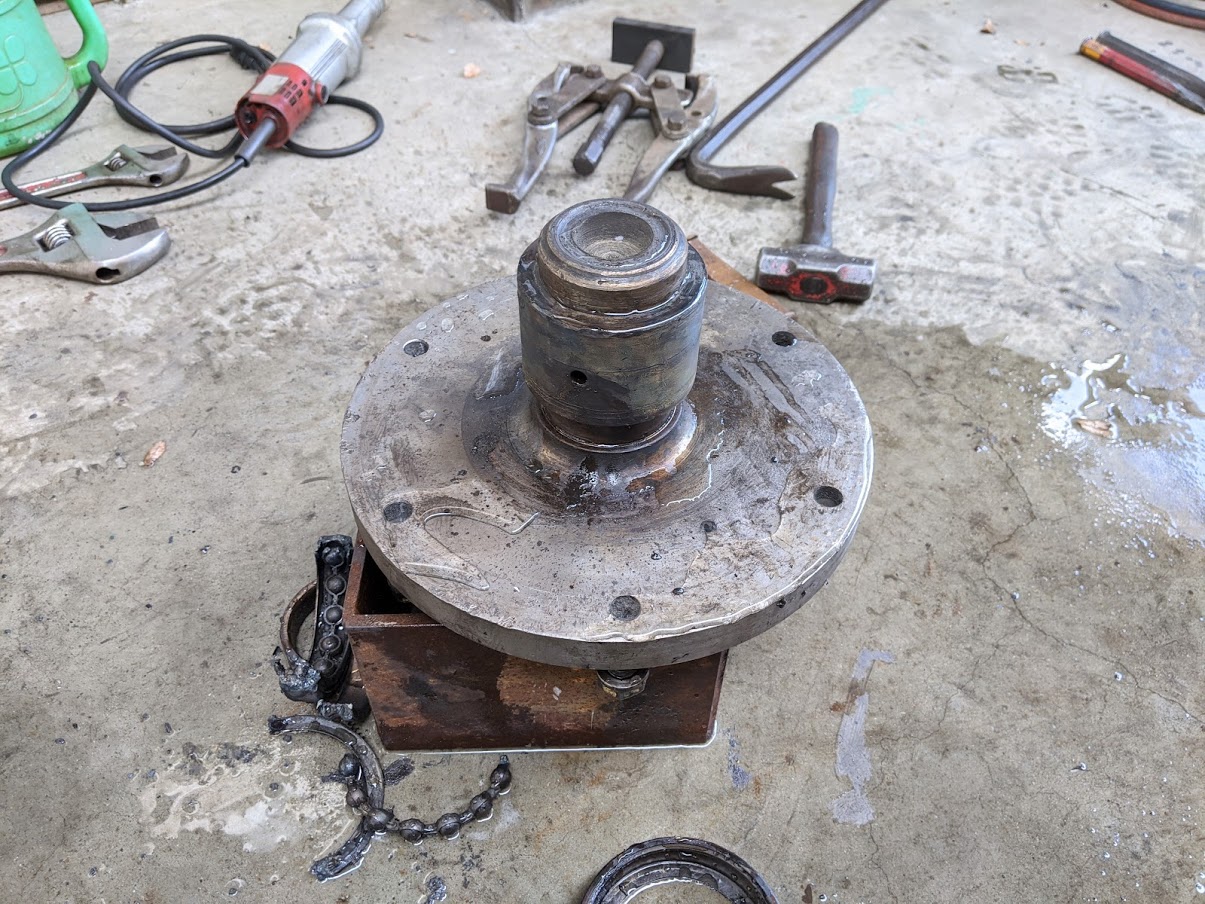 フランジ付き軸に付いているベアリングをガスで切断して取り外し。