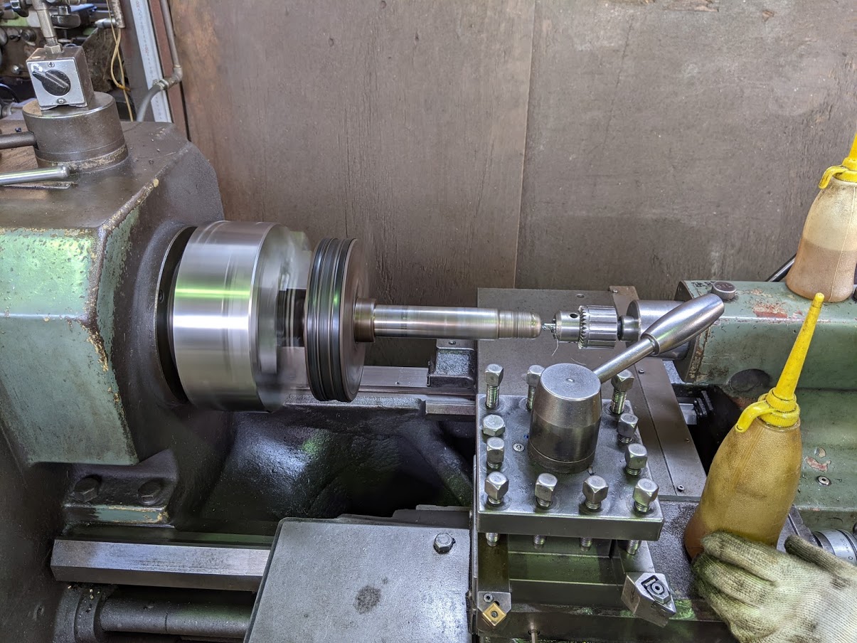 原形が判らない位に傷んだピストンロッドの先端を修正加工。