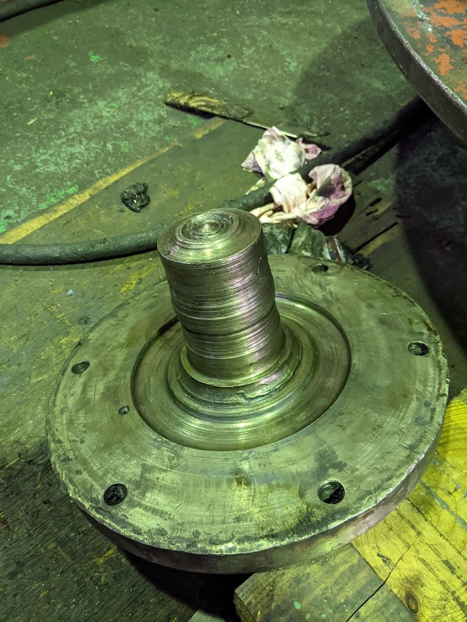 外径・端面・根元、全てが酷く傷んだフランジ軸。