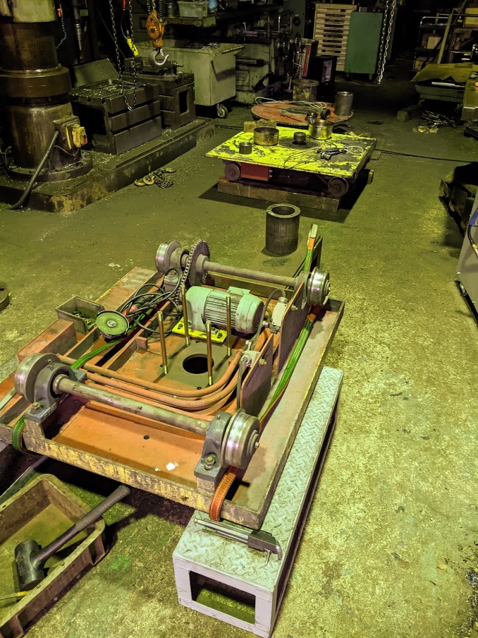 鉄筋巻取装置の台車をひっくり返した状態でメンテナンス。