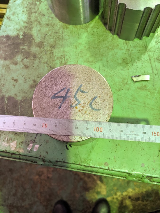 軸になる素材を炭素鋼S45Cで製作。