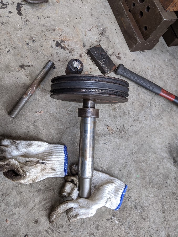 鉄筋巻取装置に使っているエアーシリンダーのピストンを分解・手入れ。