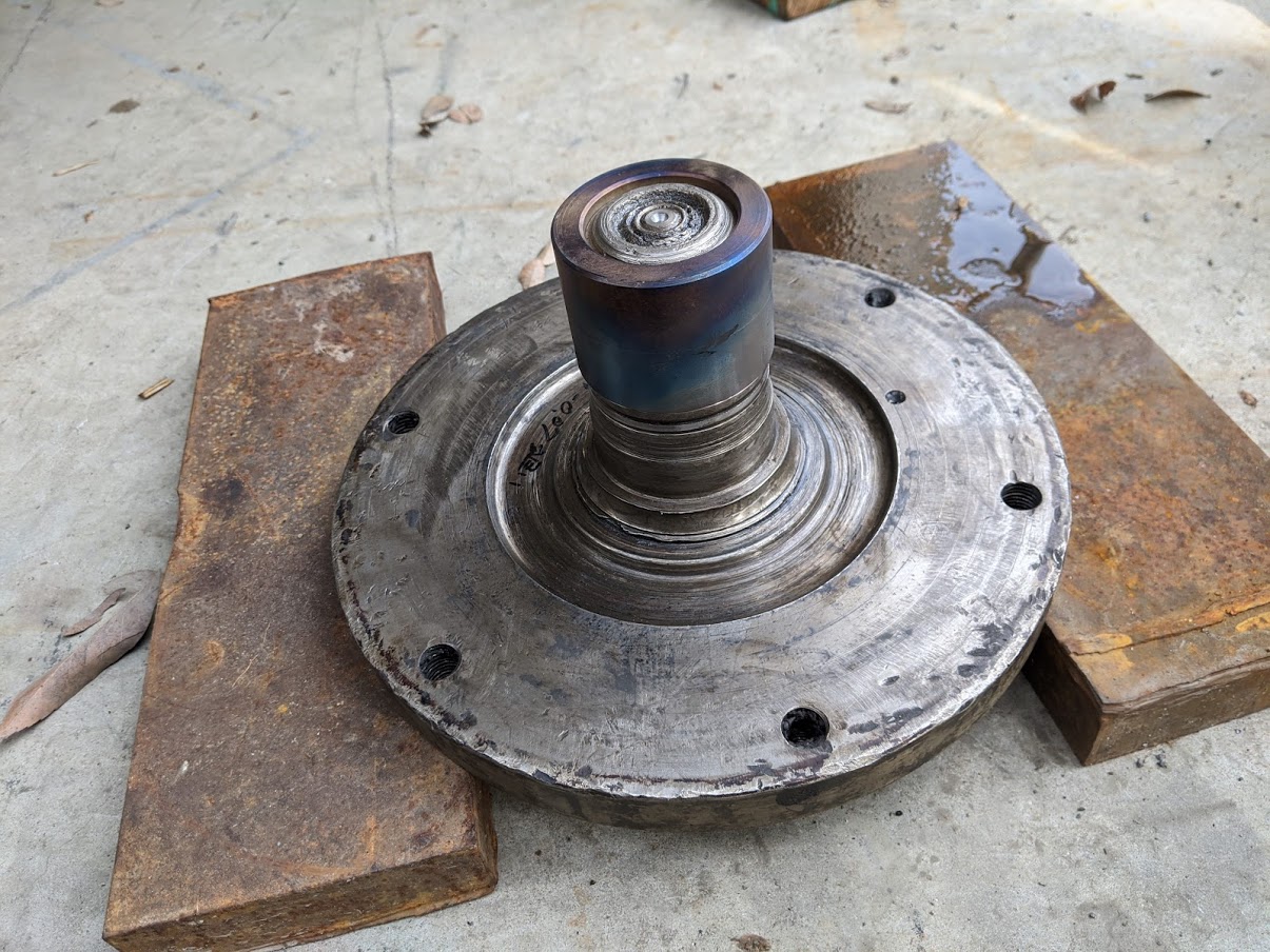 ブッシュをフランジ軸へ無事に焼き嵌め完了！