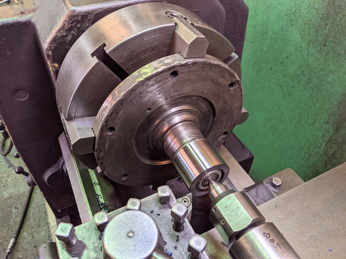 フランジ軸に焼き嵌めしたブッシュを旋盤で外径仕上げ加工。