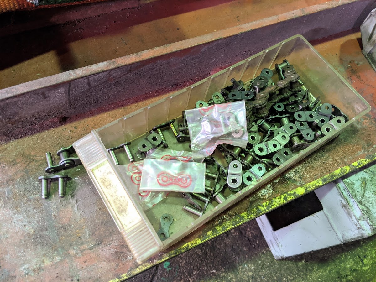 常備しているローラーチェンのチェーン、継手リンク、オフセットリンク等。
