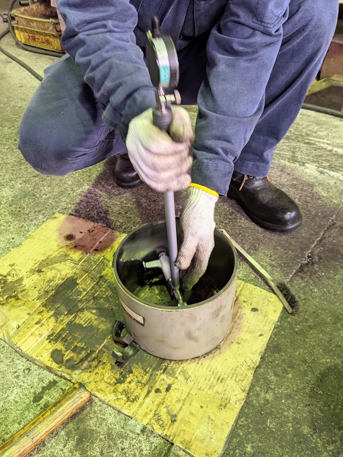 エアーシリンダーのチューブ内径をシリンダーゲージで測定・チェック。