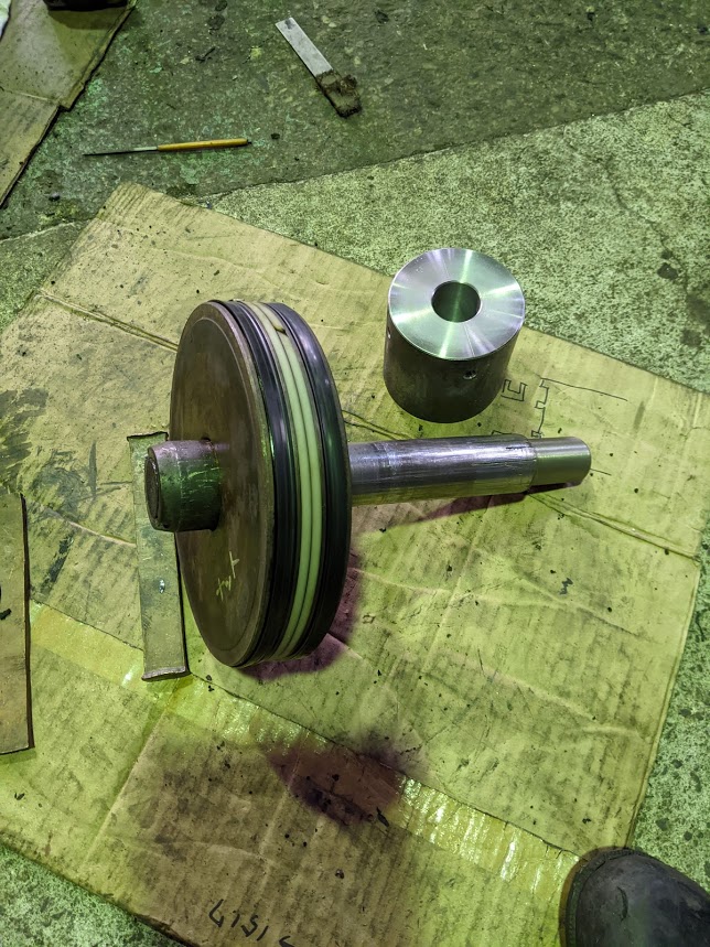 ピストンロッドを修正加工し、それに合わせて先端金具を製作し焼き嵌め。