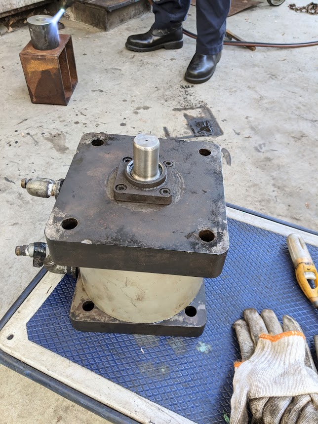 エアーシリンダーのピストンロッドの先端に製作した先端金具を焼き嵌め。