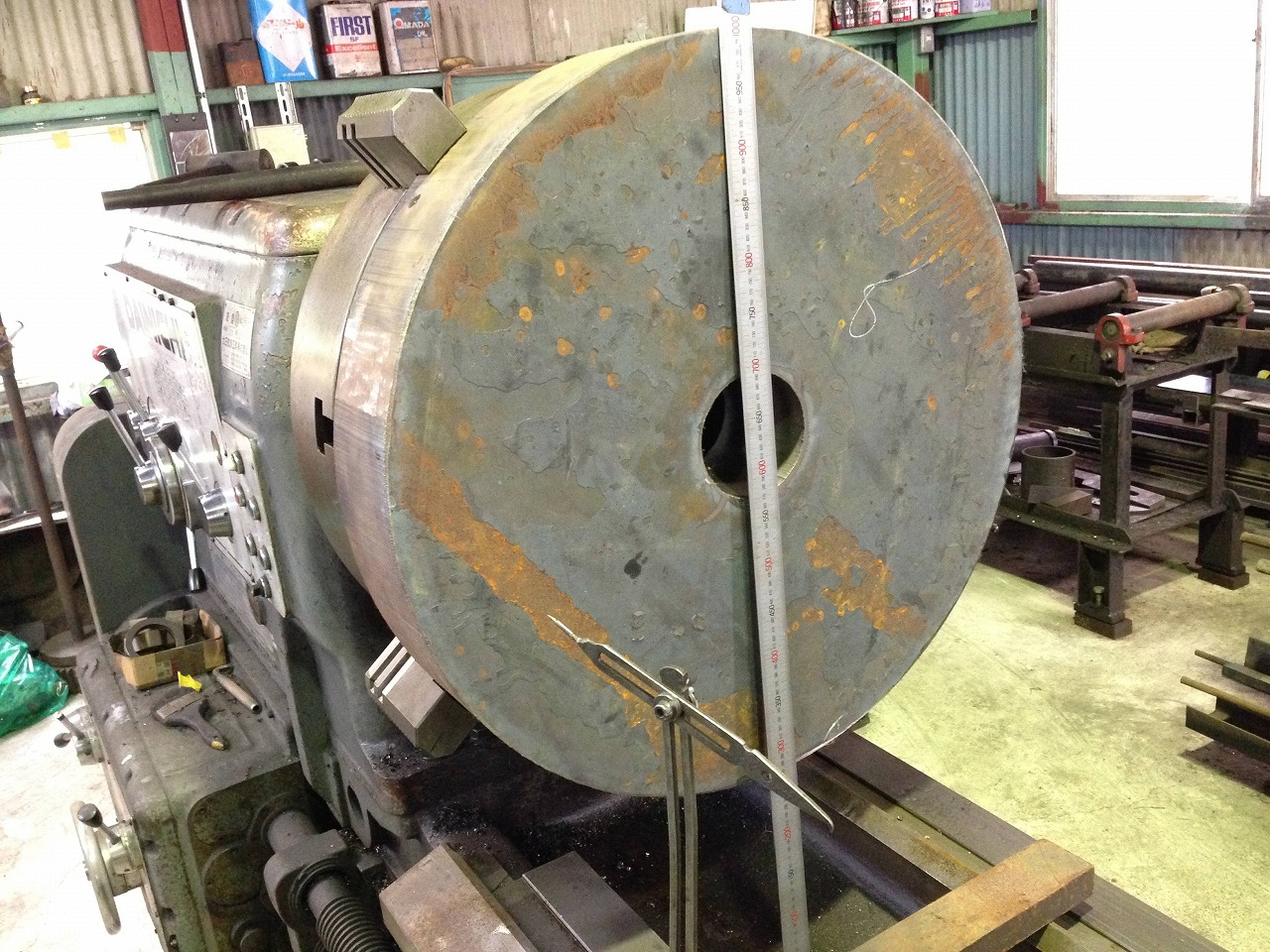 新作するシャーリングのフライホイールの素材。重さ約500kg!