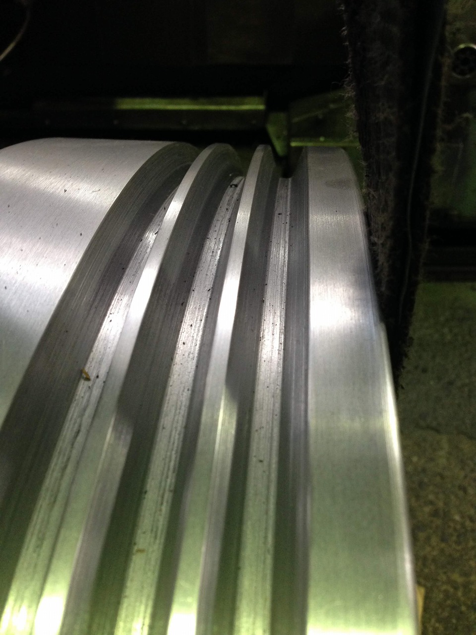 フライホイールのVベルト溝。