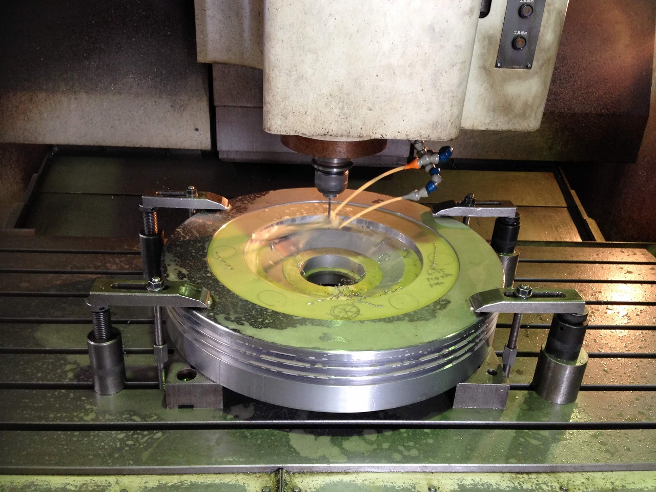 フライホイールをマシニングでエアークラッチ仕様に穴あけです。