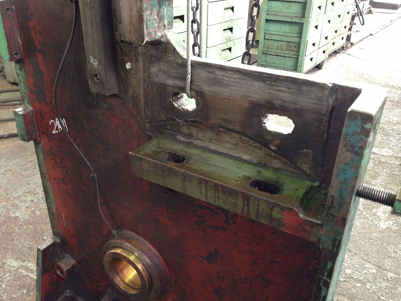 シャーリングの側板に亀裂発見。