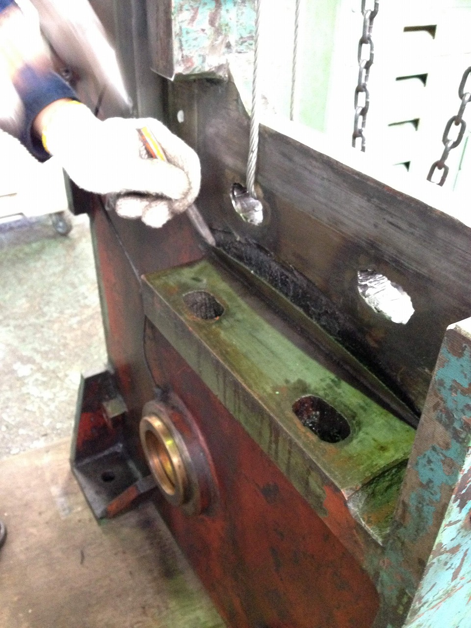 シャーリングの側板の亀裂除去。