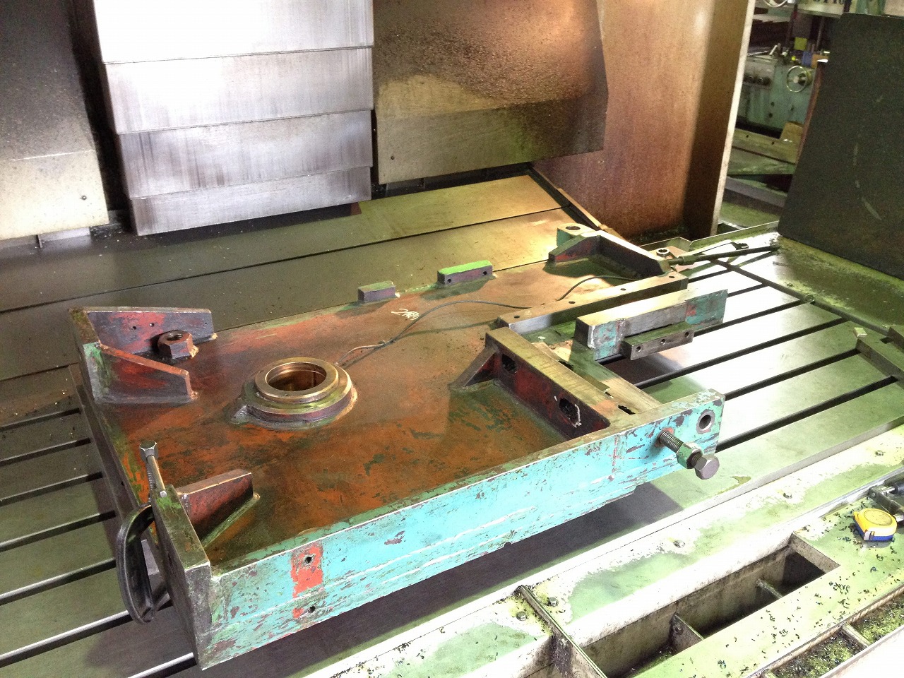 シャーリングの側板をマシニングに段取り。