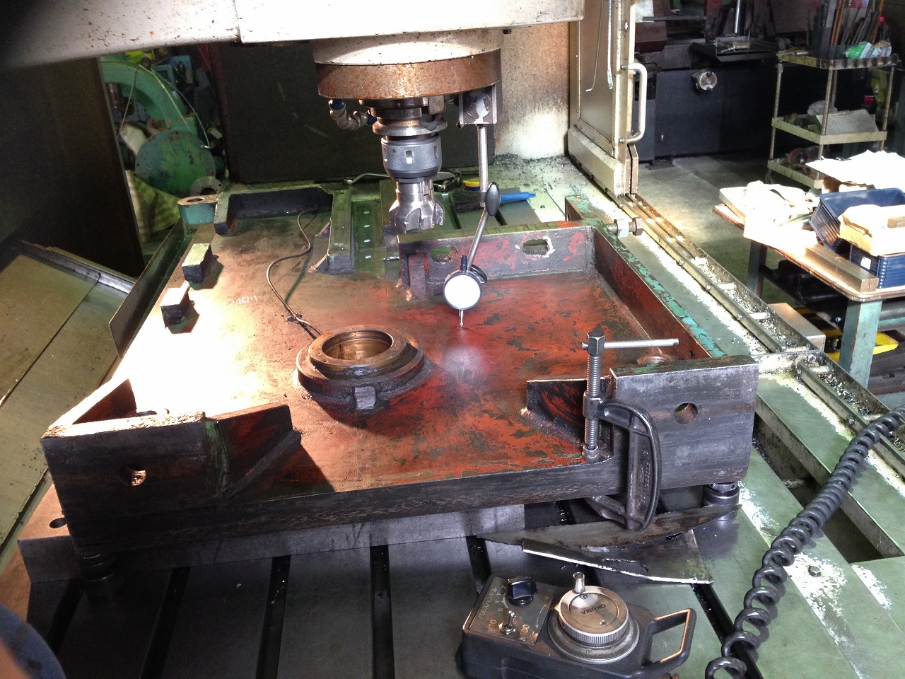 ダイヤルゲージを使ってマシニングでシャーリングの側板を通り出し。